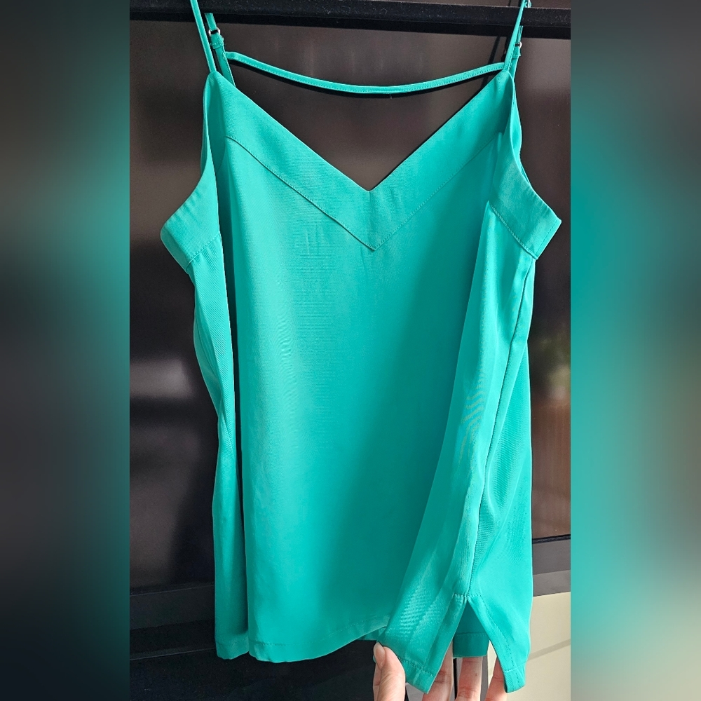 ✨️NWT✨️ Green V-neck Blouse with Adjustable Spaghetti Straps (XS)
